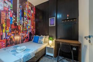 a room with a bed with a painting on the wall at Pousada Hostheo liberdade in São Paulo