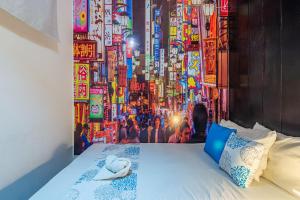 a bedroom with a painting on the wall at Pousada Hostheo liberdade in São Paulo +78 photos