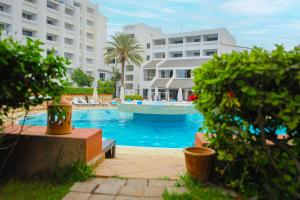 a large swimming pool in front of a building at HAMILTON Agadir in Agadir