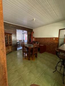 a kitchen and dining room with a table and chairs at Casa vicentina in Tiradentes