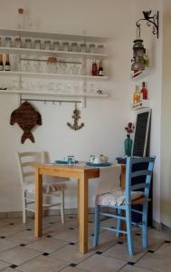comedor con mesa de madera y sillas en La Caletta Bed and Breakfast, en Torre Santa Sabina