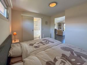 a bedroom with a large bed in a room at Zout en Peper in Kattendijke