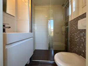 a bathroom with a sink and a toilet and a shower at Zout en Peper in Kattendijke +27 photos