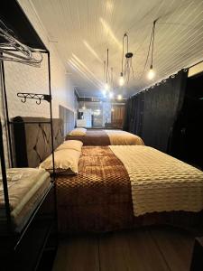 a bedroom with two beds in a room at Quarto Aconchegante N 3 in Rio Negro