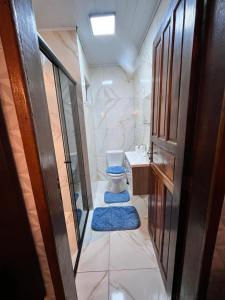 a bathroom with a toilet and a sink at Quarto Aconchegante N 3 in Rio Negro +18 photos