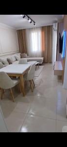Gallery image of White apartment golem in (( Stan i Ri ))