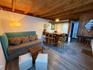 a living room with a couch and a table at Inlandsis Aparts in El Chalten