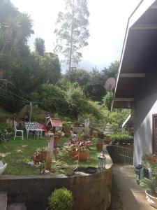 a backyard with a garden with plants in it at Aconchego da Wal in Campos do Jordão