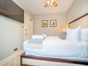 a bedroom with a large white bed and a window at Lundin Links - Ukc6916 in Turnberry +11 photos
