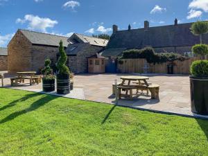 a patio with a picnic table in a yard at Swallow Cottage-Ukc6983 in Castleside