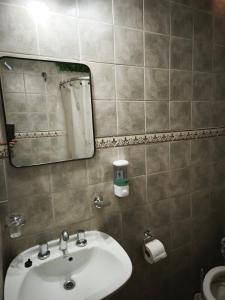 a bathroom with a sink and a mirror at Pausa viajera in Las Heras