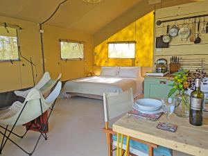 a bedroom with a bed and a table with chairs at The Apple Bobber - Ukc7130 in Cratfield