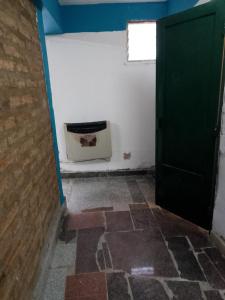 a room with a door and a window and a wall at El buen descanso in Trelew