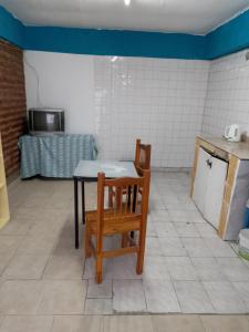 a kitchen with a table and chairs in a room at El buen descanso in Trelew