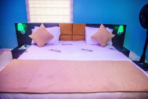 a bedroom with a large bed with pink sheets and pillows at #5 Apartment in Parma +3 photos