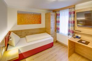 Rúm í herbergi á Hotel Leimer Bräu