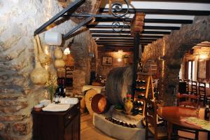 een wijnproeverij met een groot vat en een tafel bij Hotel Restaurante Verdia in Sueras