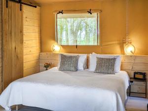 a bedroom with a large white bed with a window at The Bushel - Ukc7131 in Cratfield