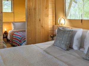 a bedroom with a bed with a window and a bed sidx sidx sidx at The Bushel - Ukc7131 in Cratfield