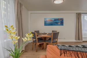 a living room with a wooden table and chairs at Downtown 1 Bedroom Flat with Views in Anchorage