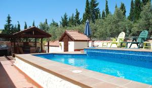 uma piscina com cadeiras e um gazebo em Bed & Breakfast Finca de los Sueños em Alhaurín de la Torre