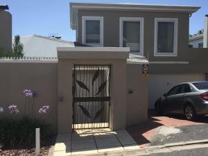 una casa con una puerta delante de ella en 9 Ripelby en Ciudad del Cabo