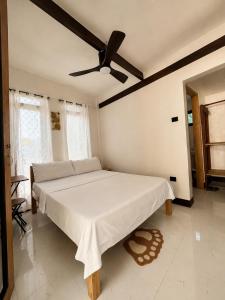 ein Schlafzimmer mit einem Bett und einem Deckenventilator in der Unterkunft MHARI Guest Rooms in San Juan