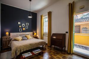 een slaapkamer met een bed en een raam bij Casa indipendente immersa nel verde in Rome