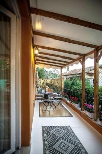 een patio met een tafel en stoelen op een balkon bij Casa indipendente immersa nel verde in Rome