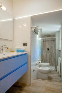 een badkamer met een toilet, een wastafel en een douche bij Casa indipendente immersa nel verde in Rome