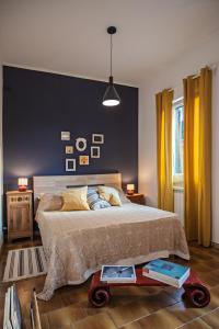 een slaapkamer met een groot bed en een slaapbank bij Casa indipendente immersa nel verde in Rome