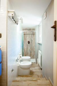 een badkamer met een wastafel en een douche bij Casa indipendente immersa nel verde in Rome