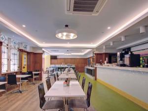 a restaurant with tables and chairs and a bar at ibis Styles Kingsgate Melbourne in Melbourne