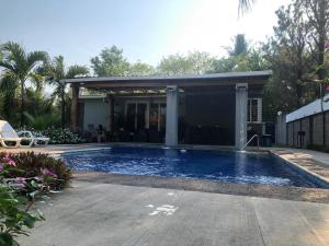 a swimming pool in the backyard of a house at Quinta Temiki in San Pedro Masahuat