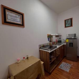 a small kitchen with a sink and a refrigerator at Núba Hospedaje in Baños