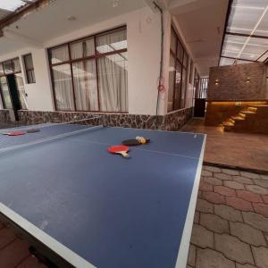 a ping pong table in the middle of a room at Núba Hospedaje in Baños