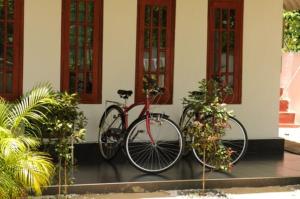 a red bike parked in front of a building at Wild Le Green in Udawalawe