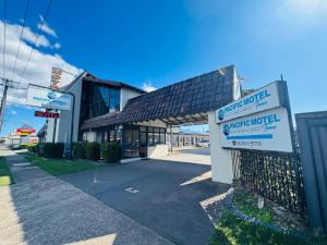 a hotel sign in front of a building at Pacific Motel Taree in Taree