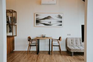a table and chairs in a room with a picture on the wall at Skylake Villa in Kubupenlokan