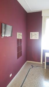 ローマにあるアート イン アコモデーションの紫の壁と窓のある部屋