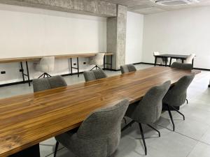 a conference room with a long wooden table and chairs at Estudio 905 in San Salvador