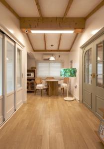 a living room with a table and chairs and a kitchen at 스테이 모슬 in Daejeong