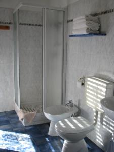 a bathroom with a toilet and a shower and a sink at Alice Affittacamere in Cesana Torinese +46 photos