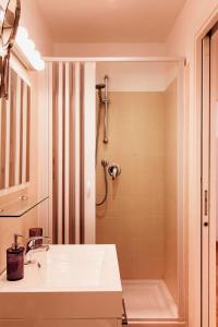 bagno con lavandino e doccia di Paglia House of 17Century in Trastevere a Roma