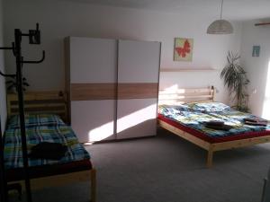 um quarto com uma cama e um armário em Apartmán Žďár em Zďár nad Sázavou