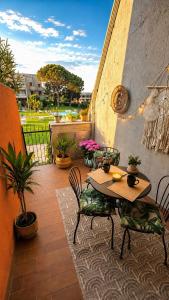 a patio with a table and chairs and a fence at Aloha Pool Apartment - Free Parking - Sirmione in Desenzano del Garda