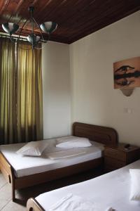 En eller flere senge i et værelse på Guesthouse Vrenthi
