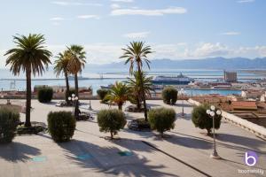 Blick auf einen Park mit Palmen und das Meer in der Unterkunft Guesthouse Libeticus in Cagliari
