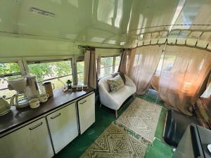 Dapur atau dapur kecil di School Bus