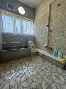 a bathroom with a bath tub and a sink at 2つの温泉が徒歩圏内にある一棟貸し古民家民宿Honjo no ie駐車場4台無料最大9名宿泊可能 in Yurihonjo +22 photos